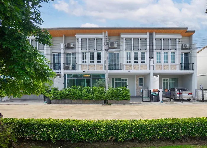 Garden House For 10 Guests Near Safari World With Pool Access Holiday home